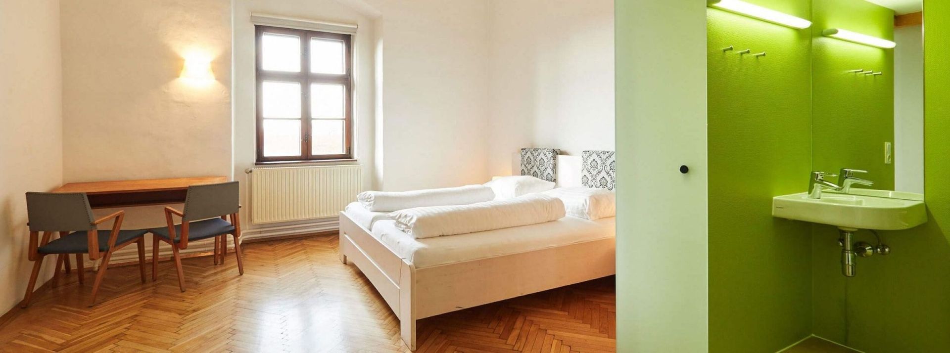 Gemütliches Hotelzimmer mit einem grünen Bad